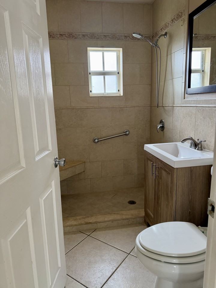 520 Southwest 56th Avenue - Photo 3 of 9