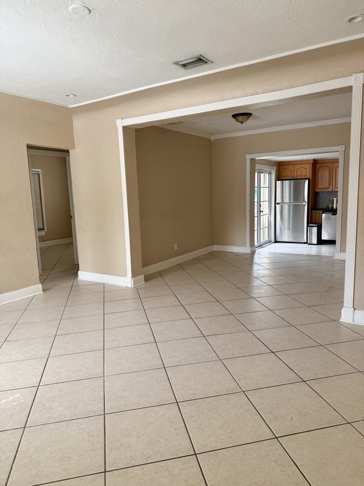 520 Southwest 56th Avenue - Photo 4 of 9