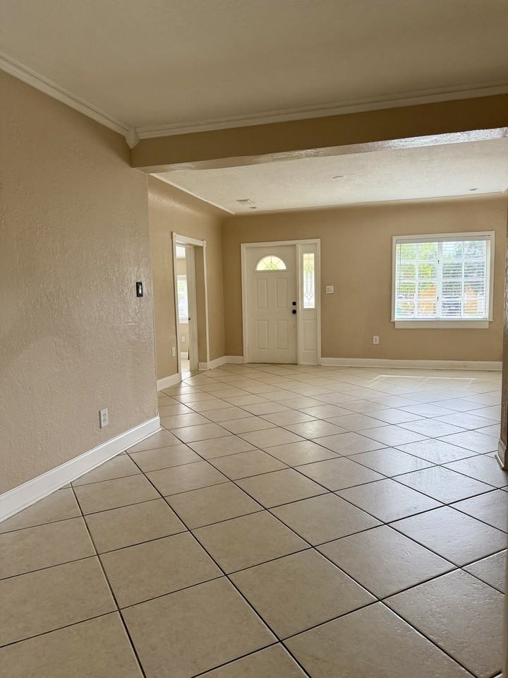520 Southwest 56th Avenue - Photo 5 of 9