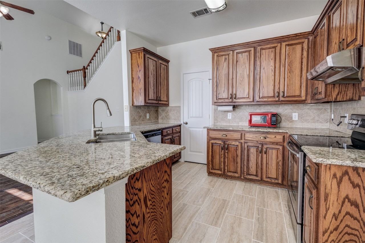 506 Spring Dr - Photo 3 of 17