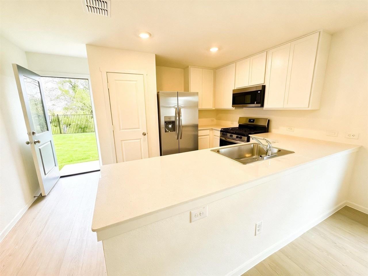 3156 Campeiro Ave - Photo 5 of 23
