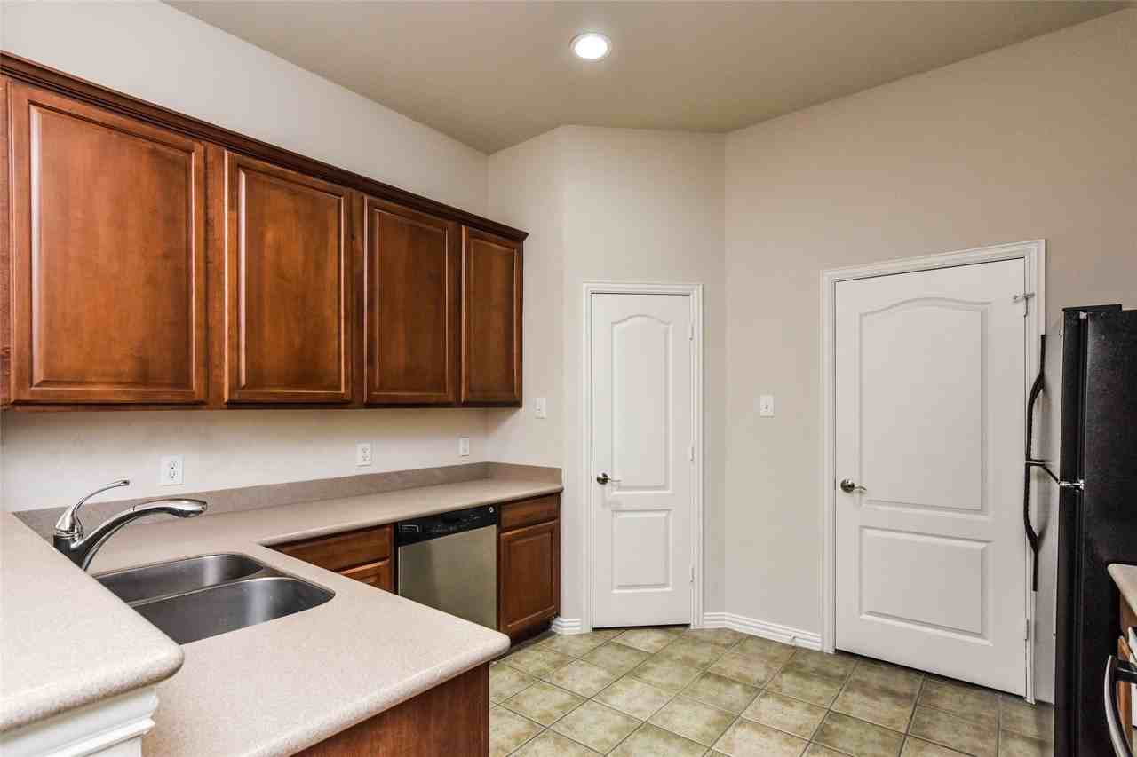 11839 Westlawn Ln - Photo 5 of 20