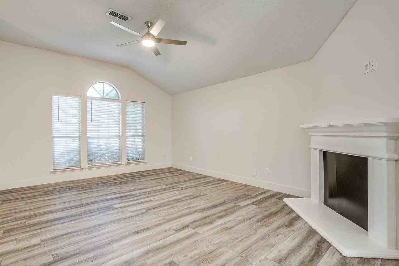 326 Pecos Dr - Photo 2 of 31