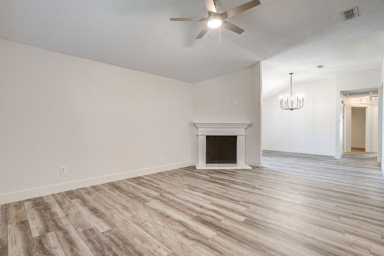 326 Pecos Dr - Photo 3 of 31