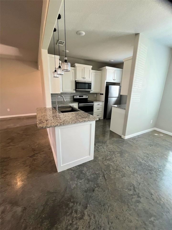 1067 County Road 327a - Photo 5 of 12