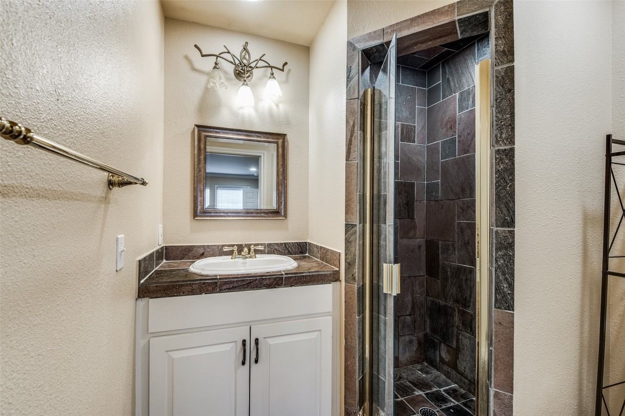 3445 Lovers Ln #B - Photo 7 of 11