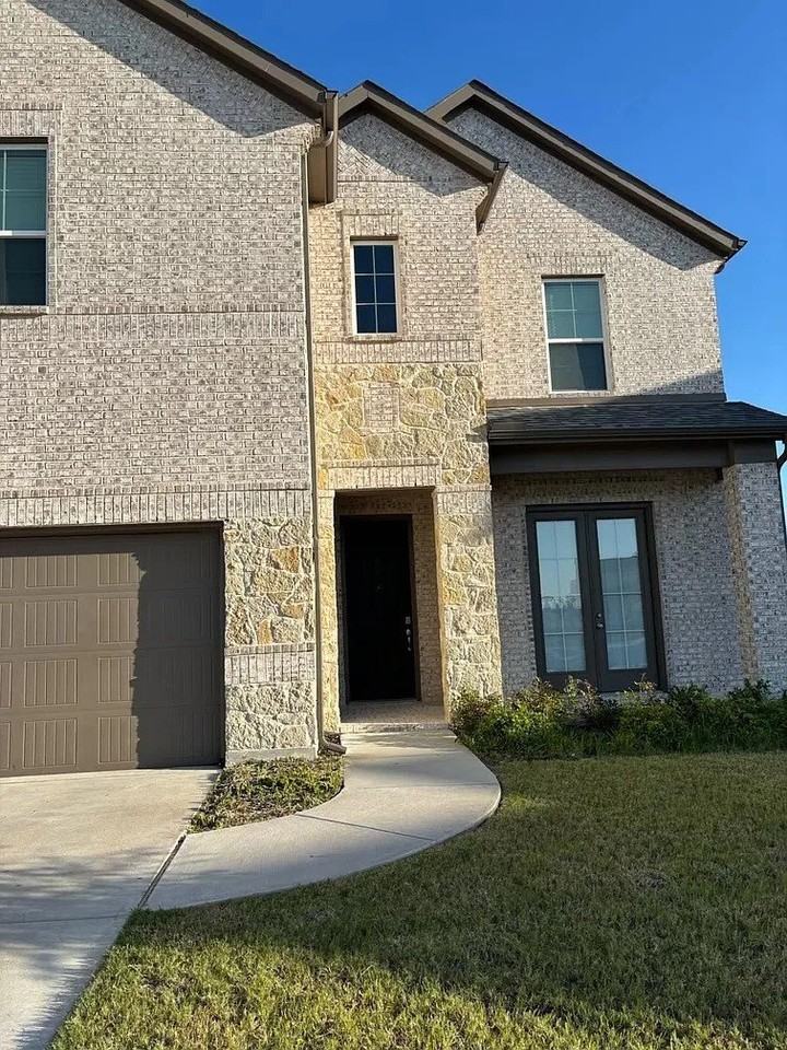 403 Parrino Pkwy - Photo 2 of 40