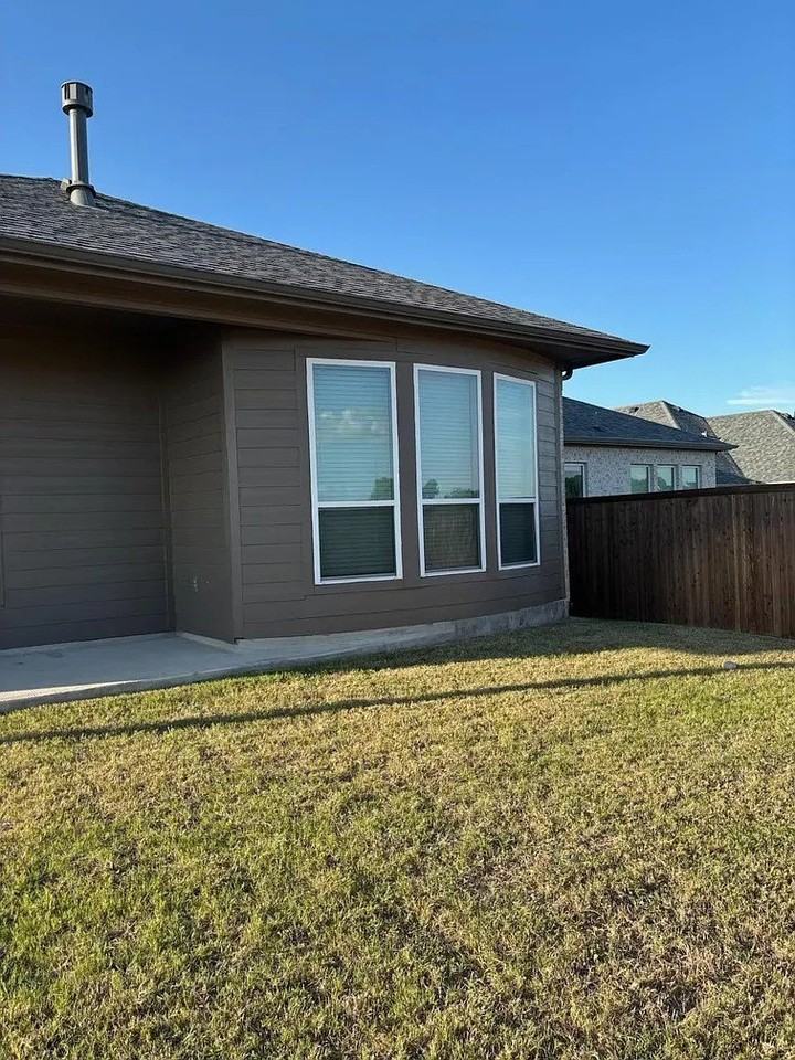 403 Parrino Pkwy - Photo 3 of 40