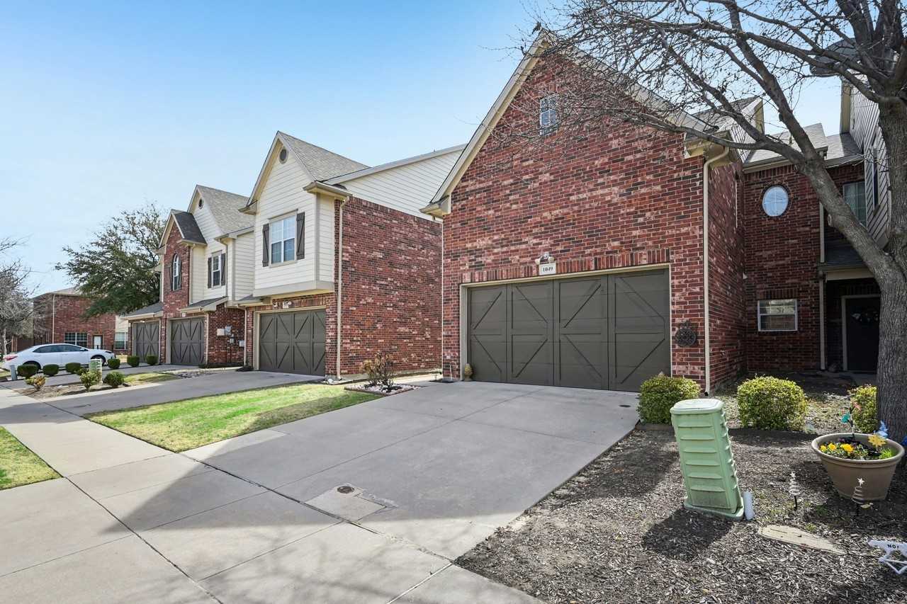 1049 Colonial Dr - Photo 4 of 34