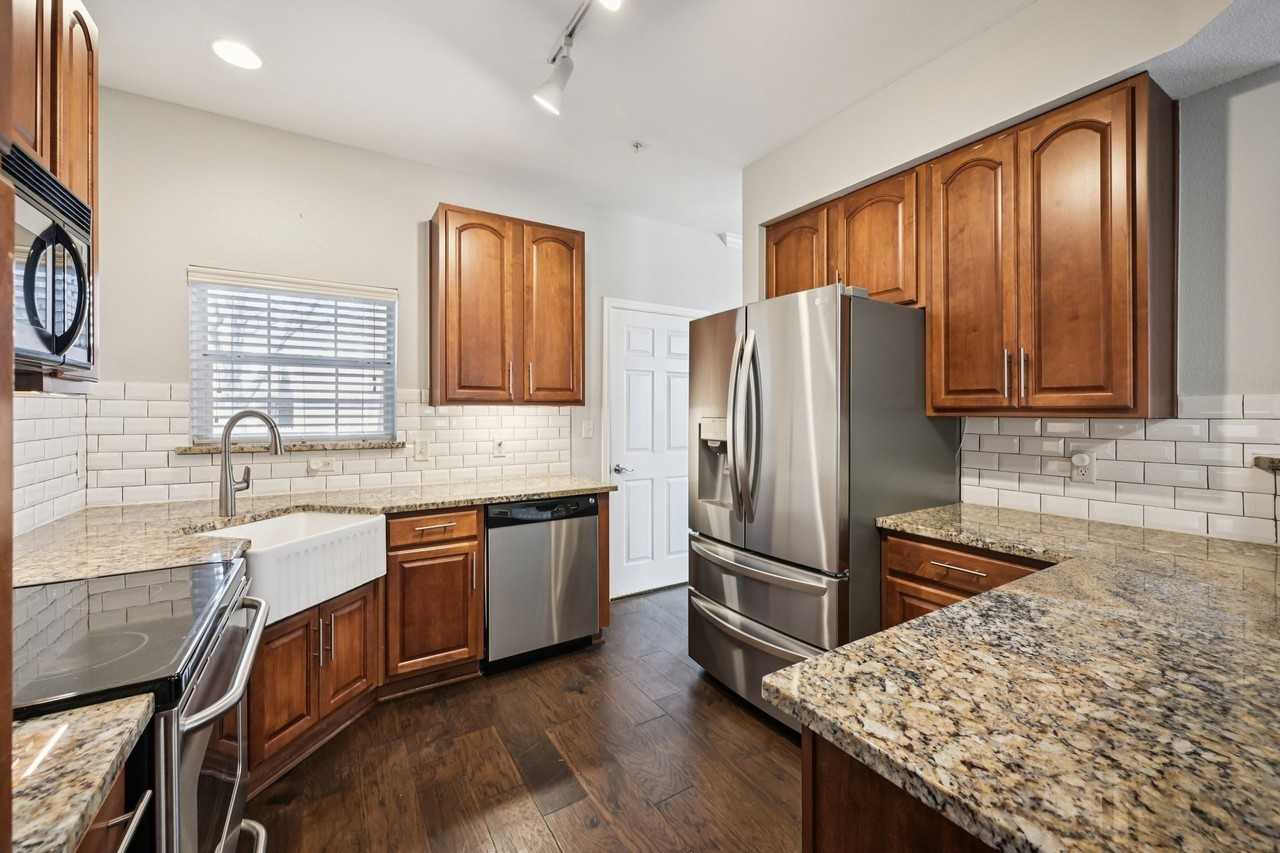 1049 Colonial Dr - Photo 7 of 34