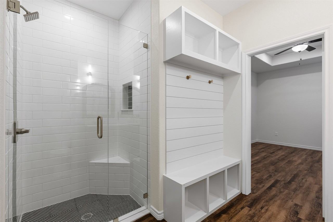 5623 Barkridge Dr - Photo 4 of 35