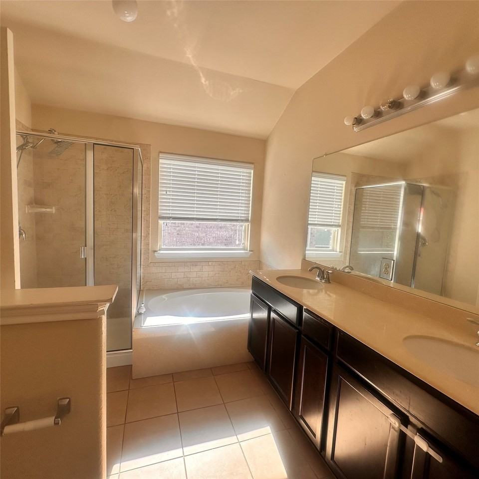 708 Westgate Ct - Photo 2 of 7