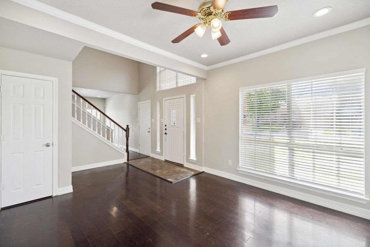344 Parkview Dr - Photo 4 of 37