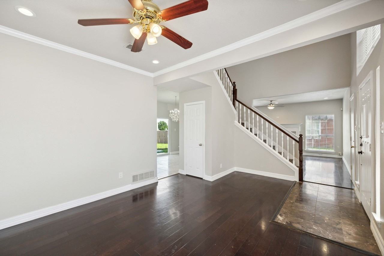 344 Parkview Dr - Photo 5 of 37