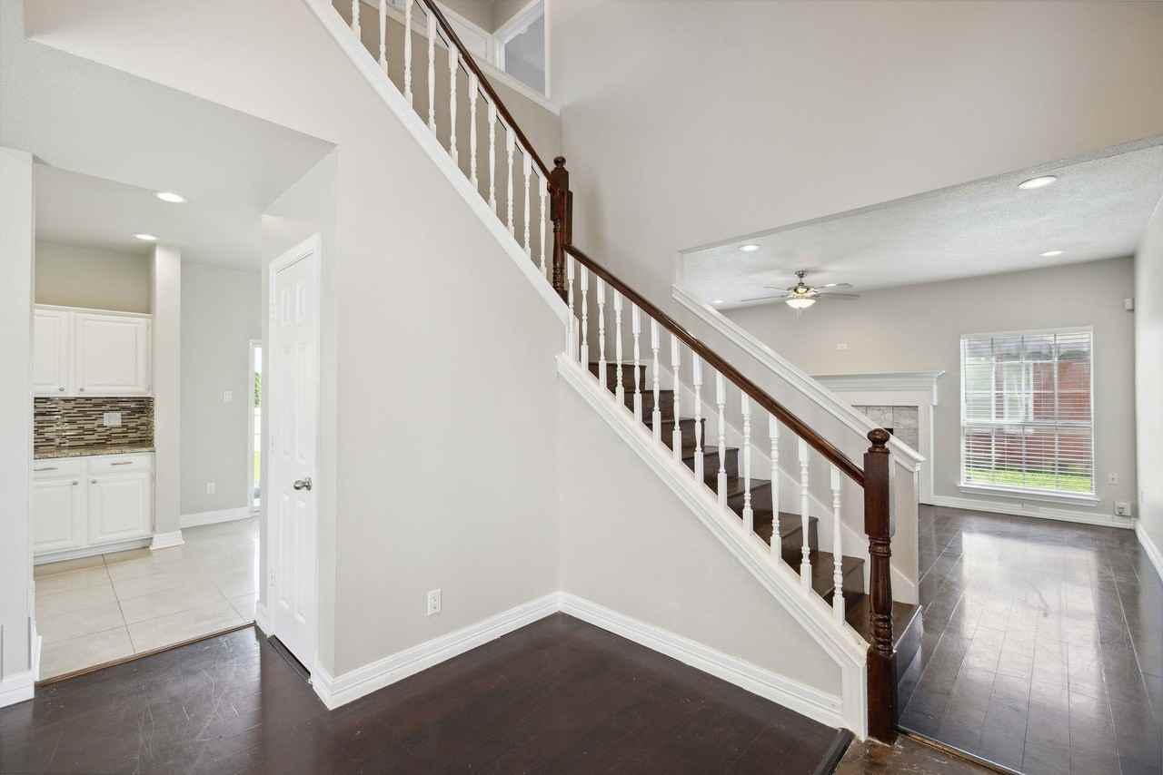 344 Parkview Dr - Photo 6 of 37
