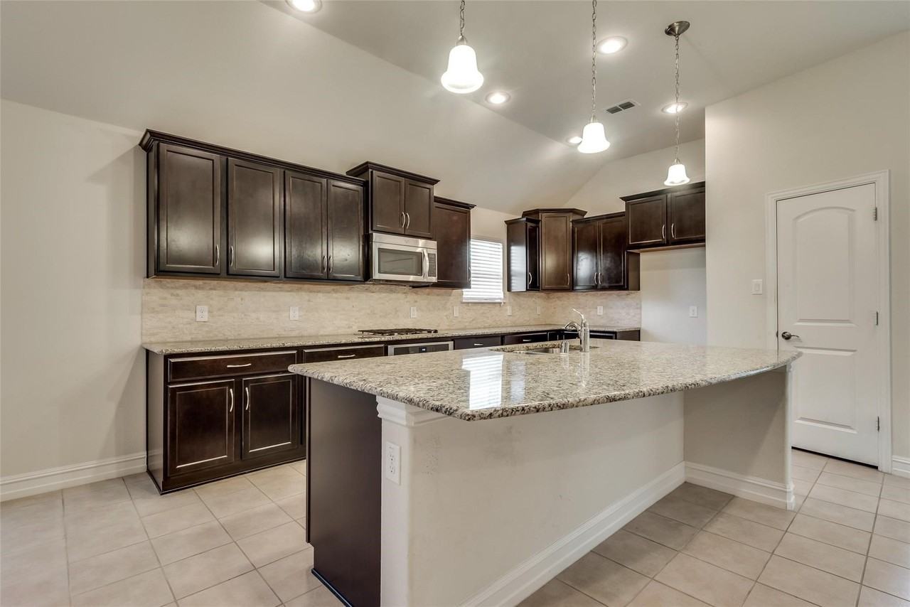 601 Elm Creek Dr - Photo 2 of 17