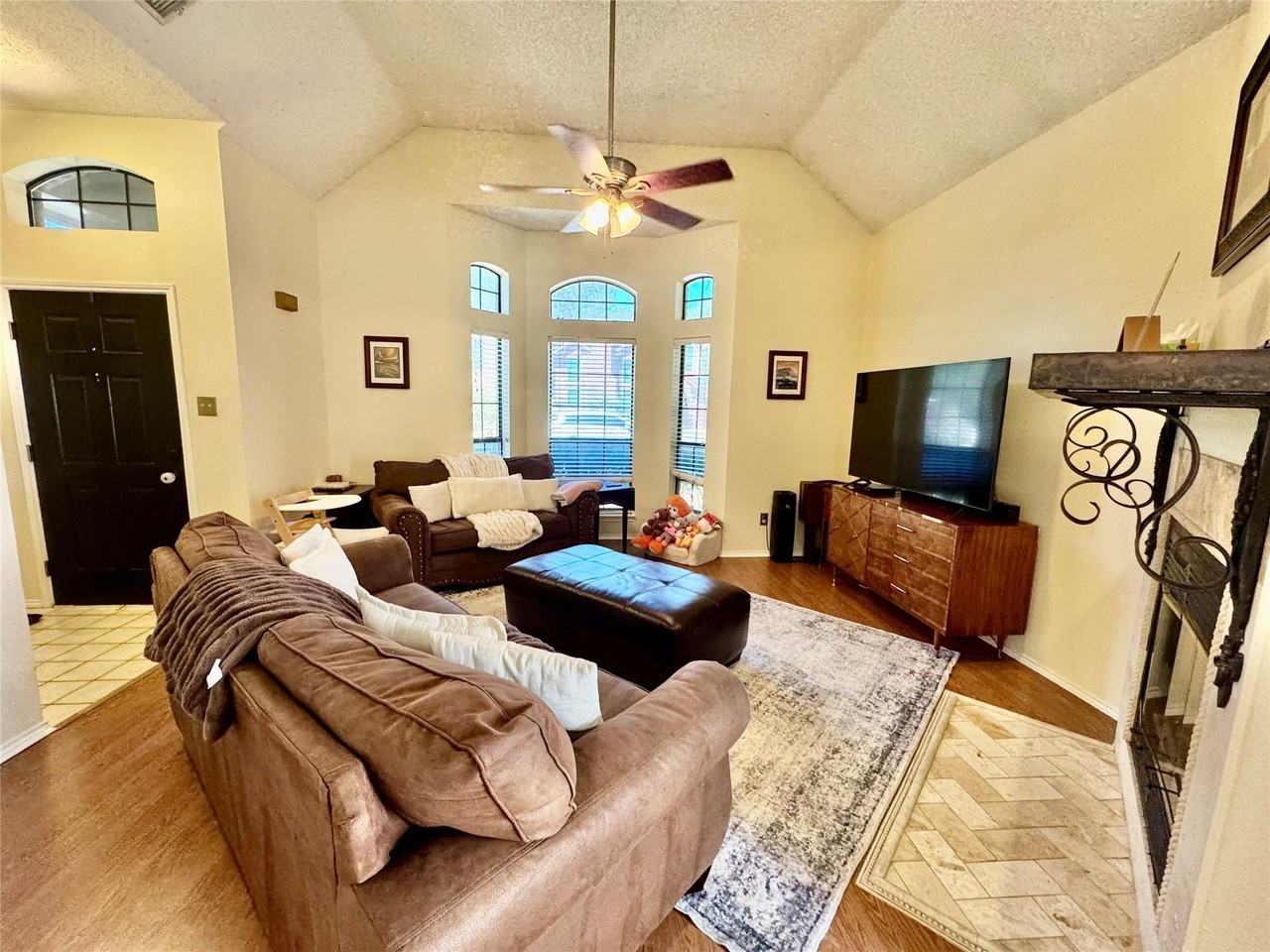 421 Leisure Ln - Photo 2 of 21