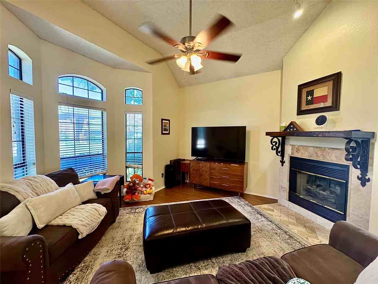 421 Leisure Ln - Photo 3 of 21