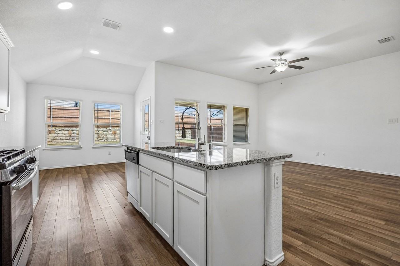 2938 Montrose Trl - Photo 2 of 10