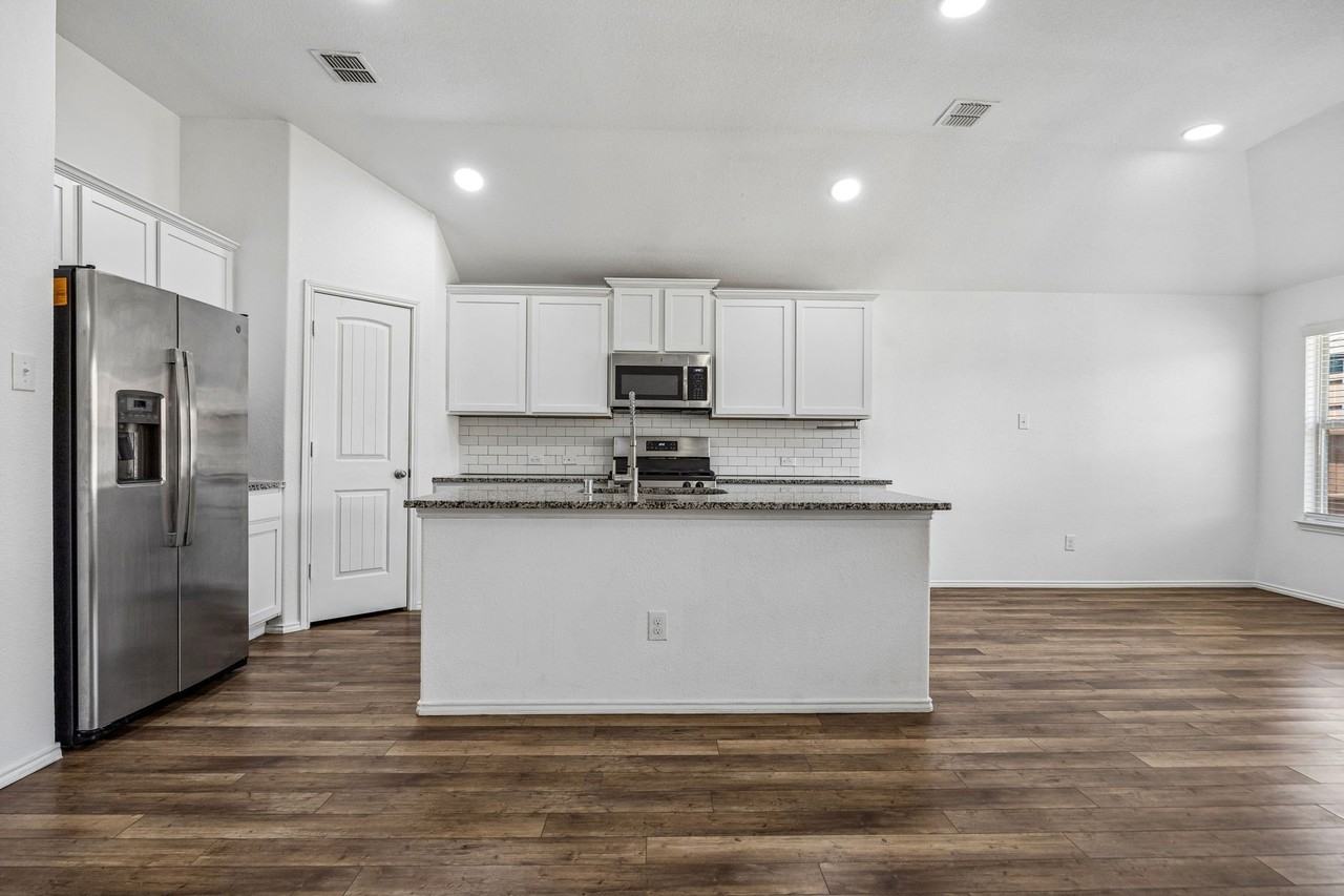 2938 Montrose Trl - Photo 3 of 10