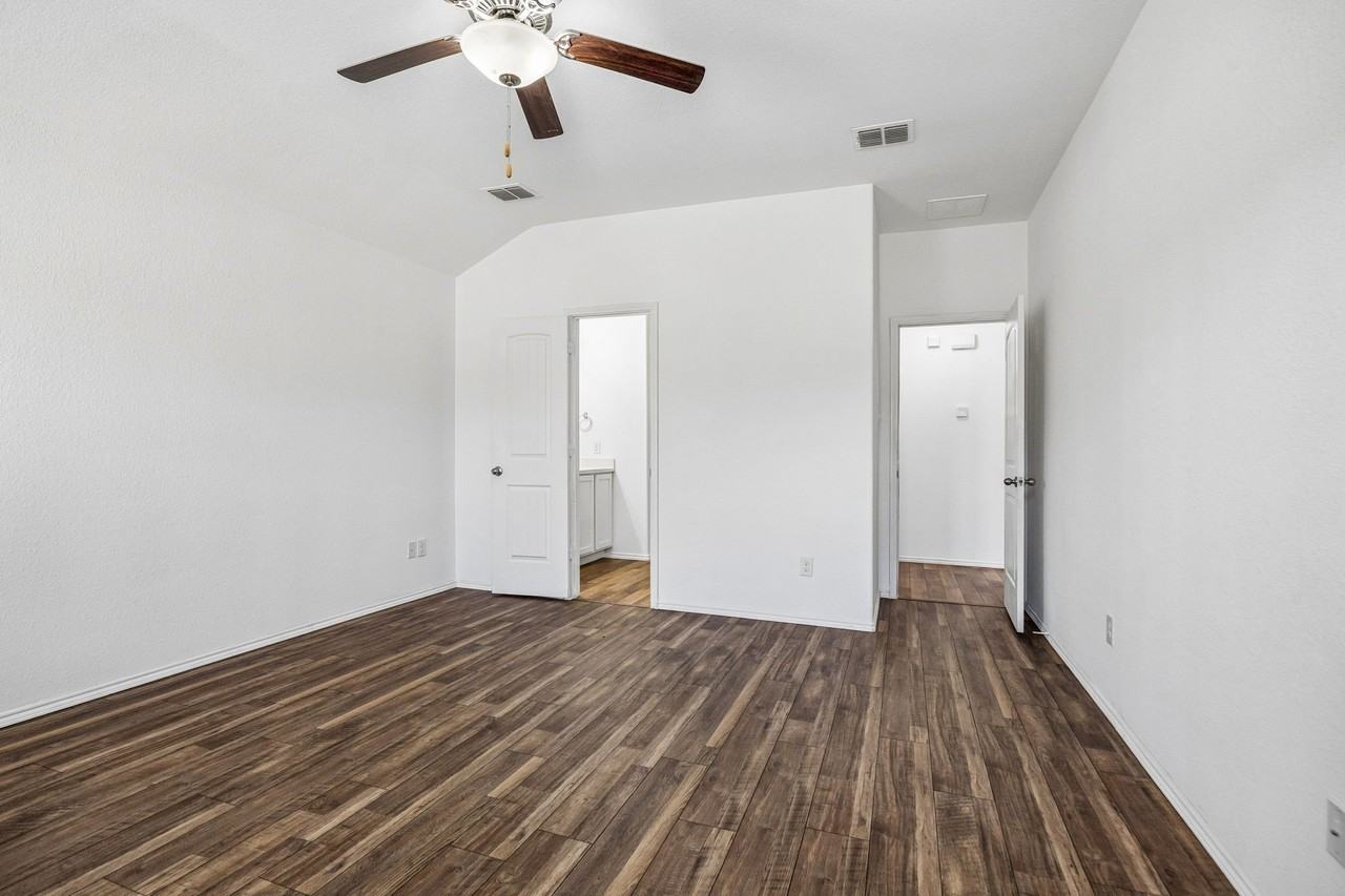 2938 Montrose Trl - Photo 4 of 10