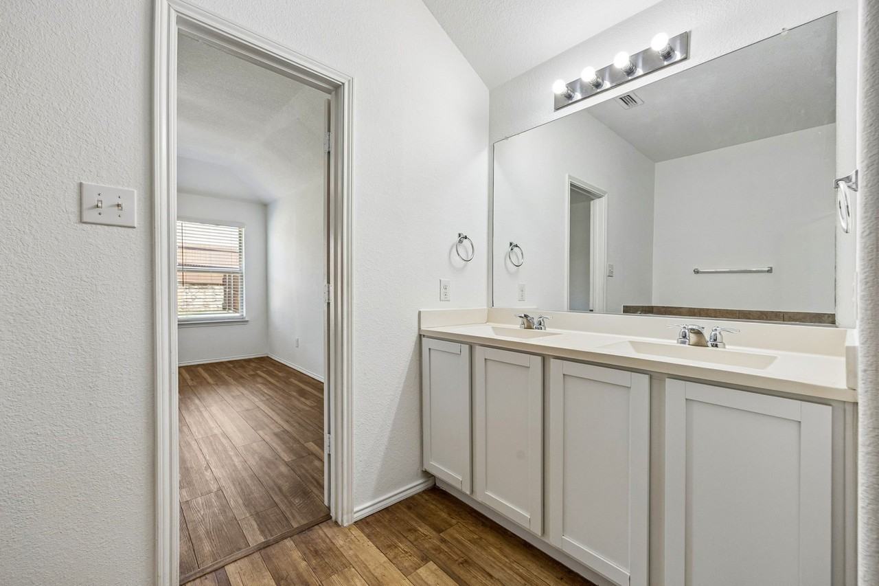 2938 Montrose Trl - Photo 6 of 10