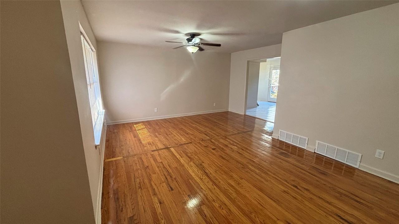 504 N Frederick St - Photo 3 of 14