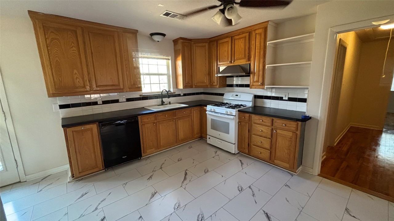 504 N Frederick St - Photo 4 of 14