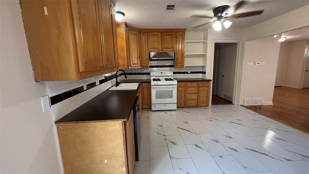 504 N Frederick St - Photo 5 of 14
