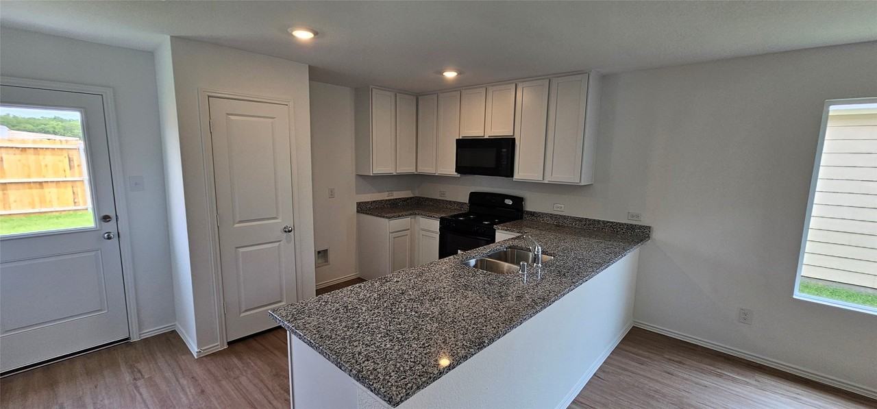 1121 Desert Willow Dr - Photo 4 of 31