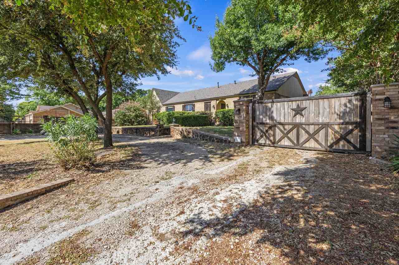 620 Oakwood Ln - Photo 2 of 35