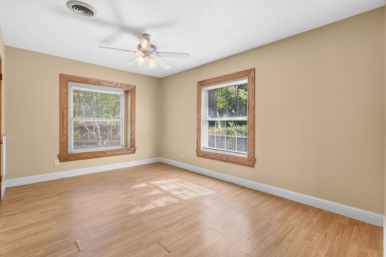 620 Oakwood Ln - Photo 3 of 35