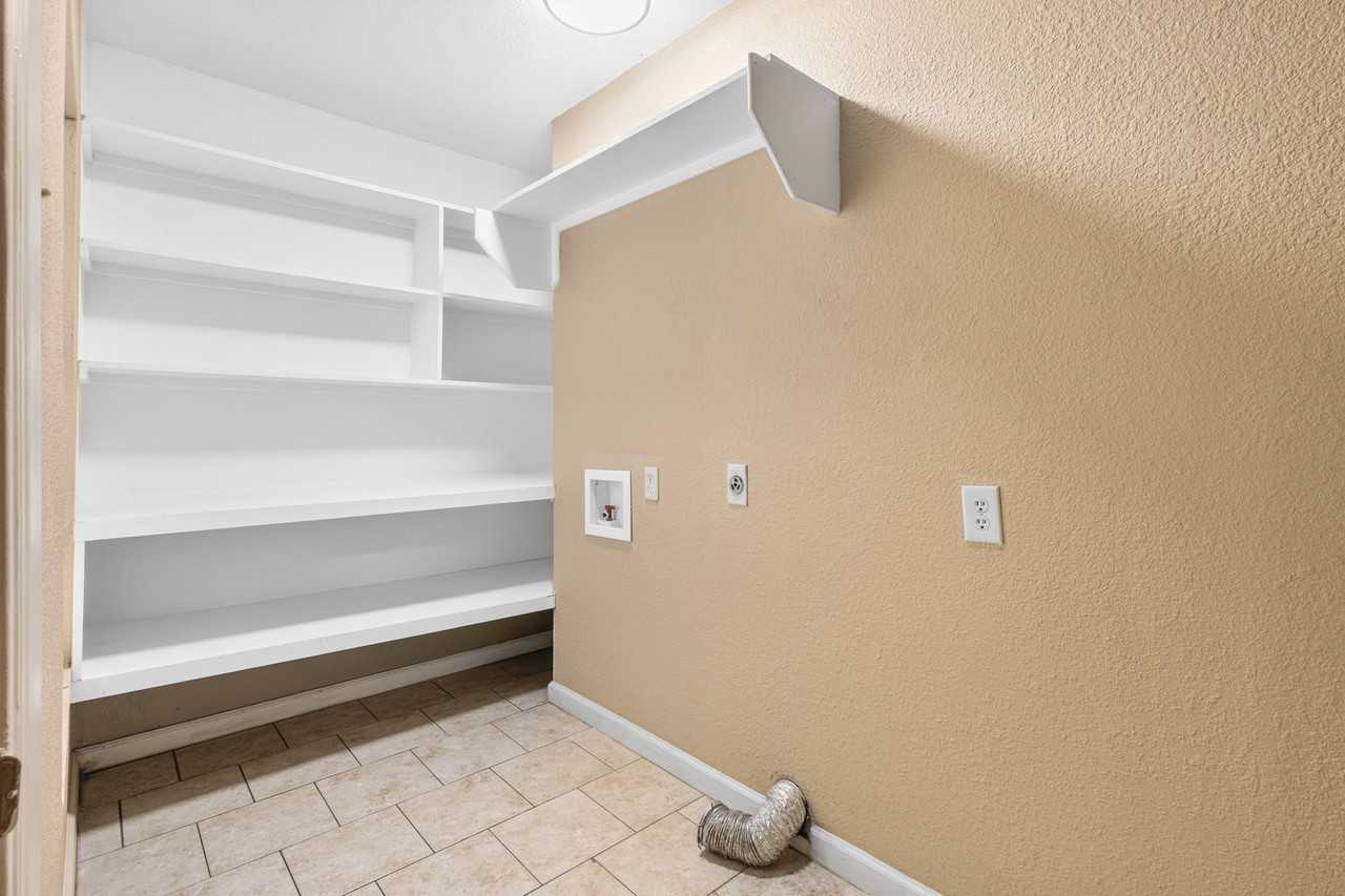 620 Oakwood Ln - Photo 5 of 35