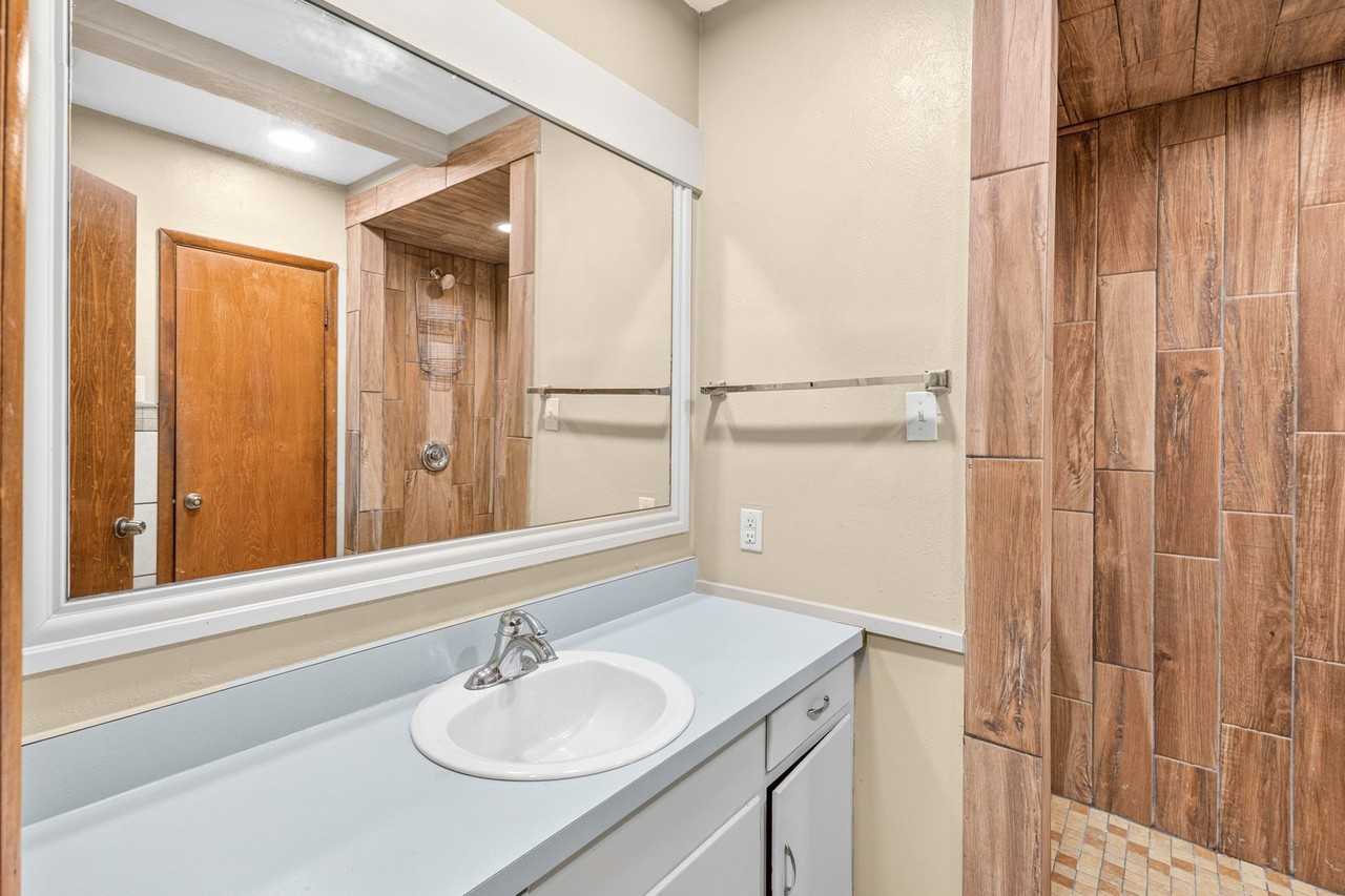 620 Oakwood Ln - Photo 6 of 35