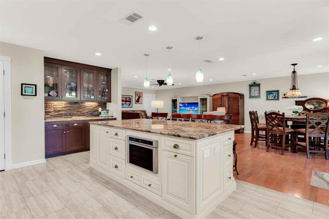 319 E Spring Valley Rd - Photo 2 of 22