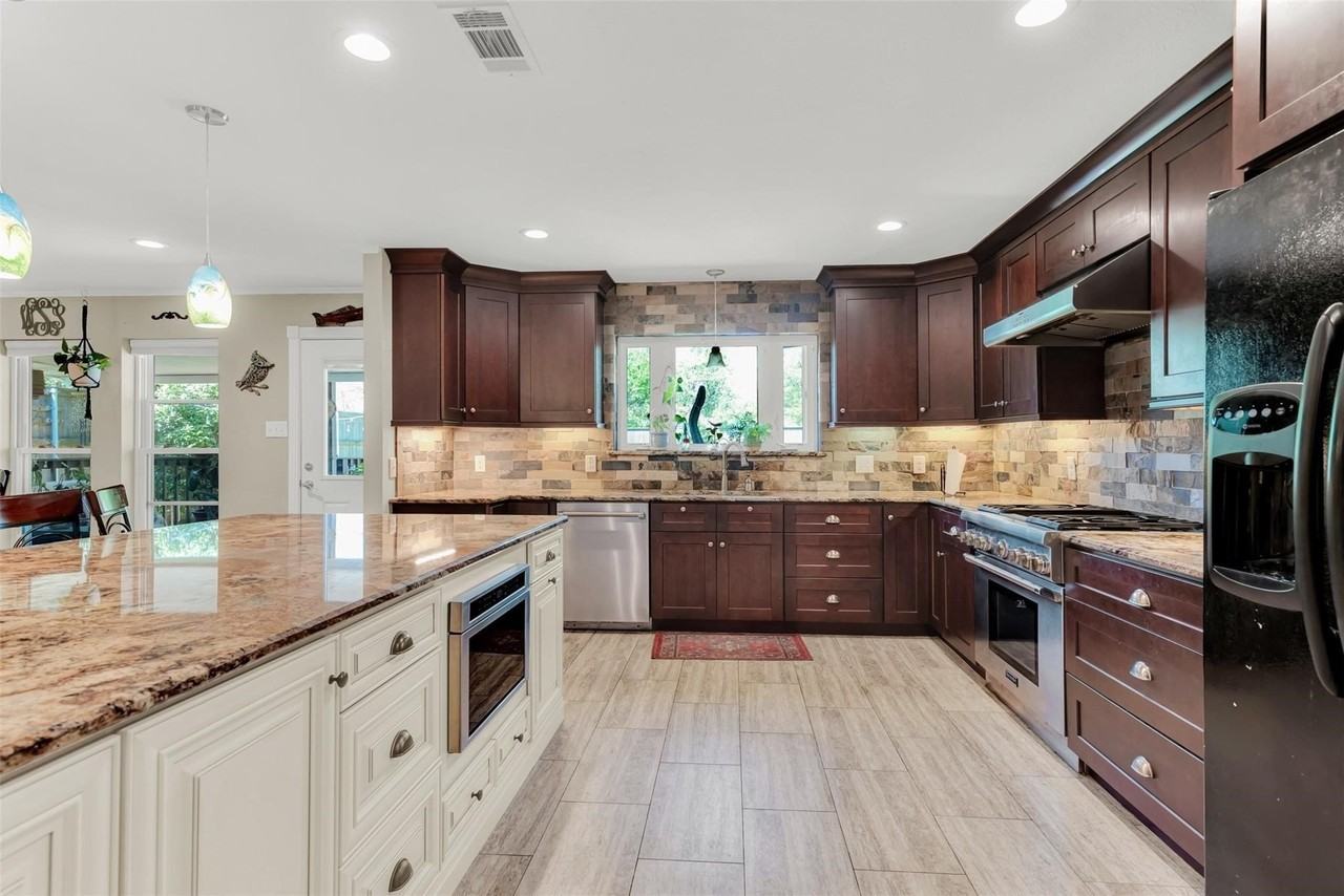 319 E Spring Valley Rd - Photo 4 of 22