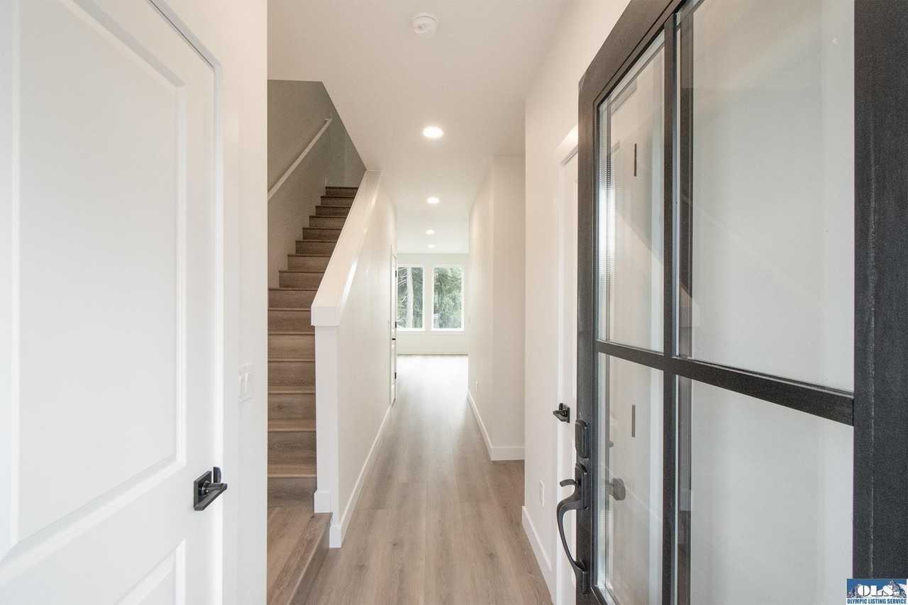 1106 W Lauridsen Blvd - Photo 3 of 48