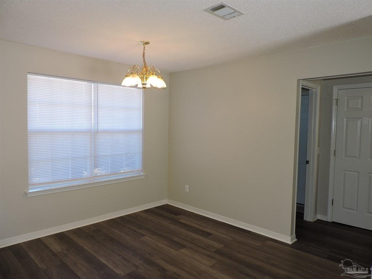 555 Batten Blvd - Photo 4 of 30