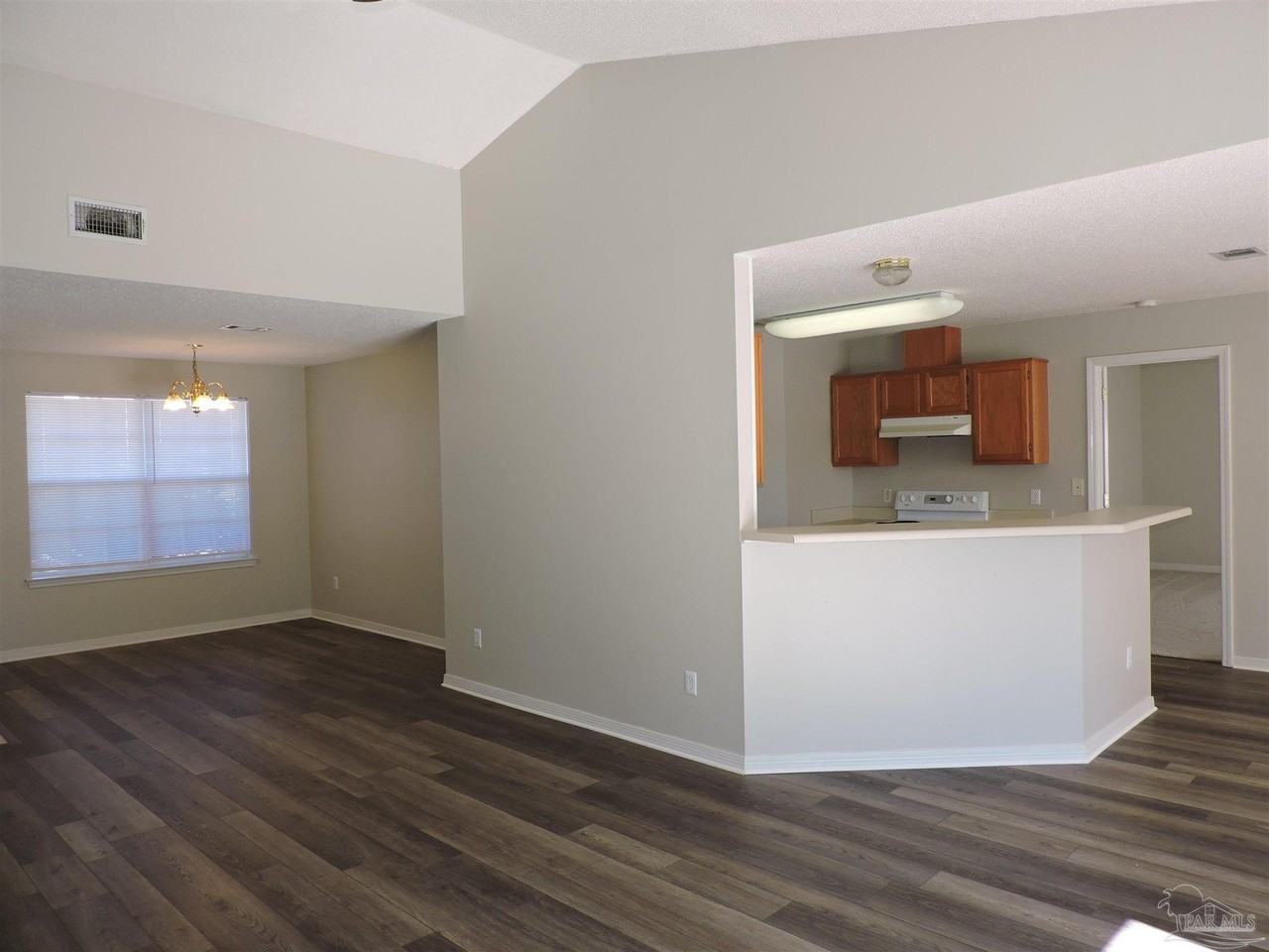 555 Batten Blvd - Photo 6 of 30