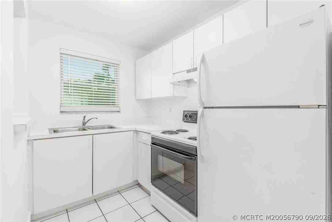 660 Sw Bryant Ave #3 - Photo 7 of 11