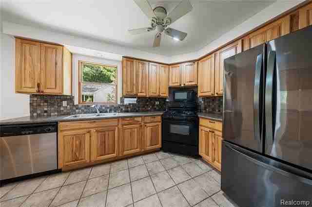 1619 Camden St - Photo 2 of 17
