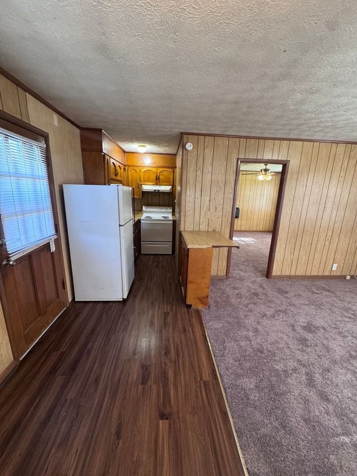 212 Thomas Ave Se - Photo 2 of 7