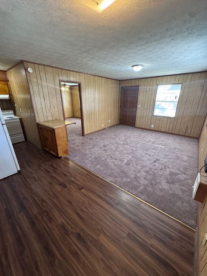 212 Thomas Ave Se - Photo 3 of 7
