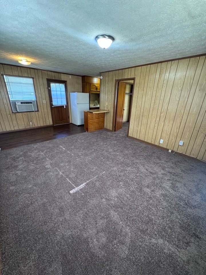 212 Thomas Ave Se - Photo 4 of 7