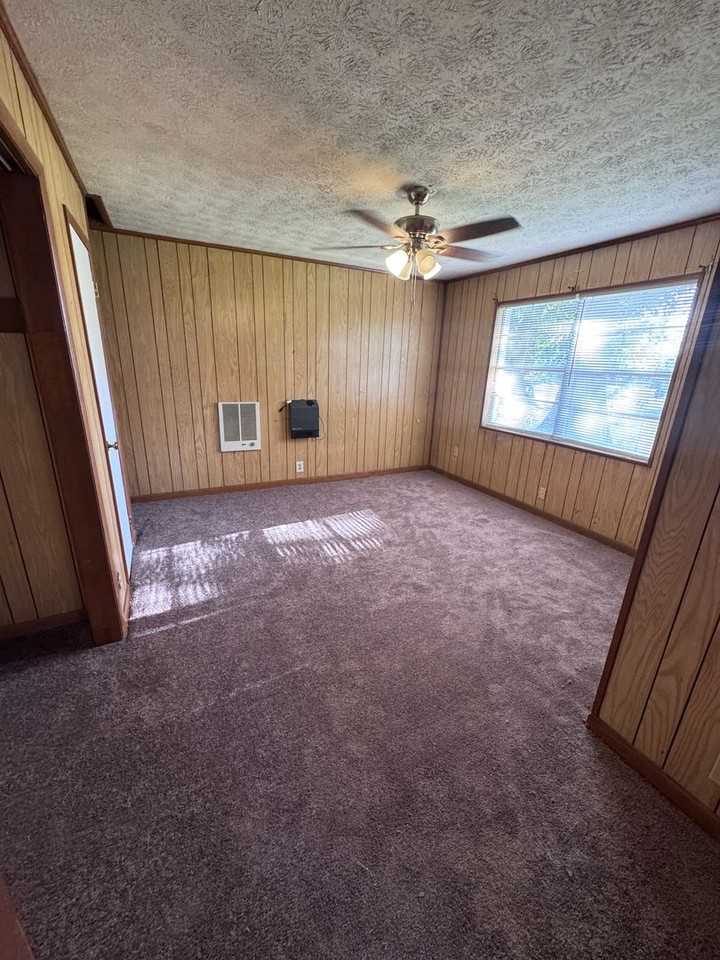 212 Thomas Ave Se - Photo 5 of 7