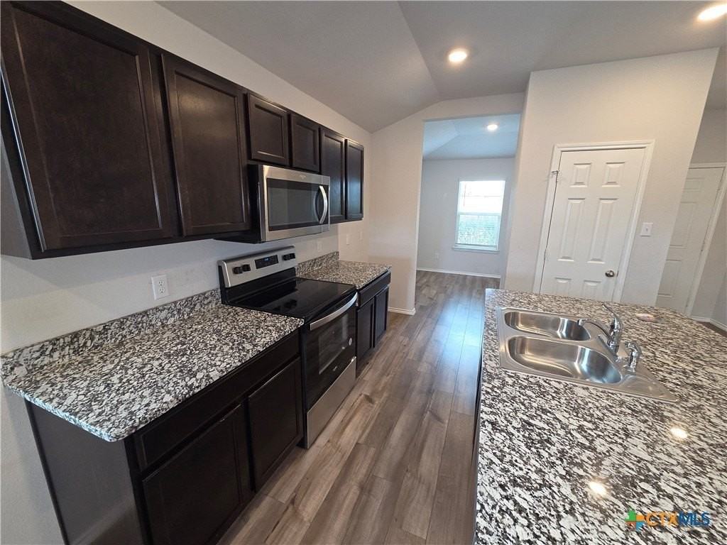 1049 Velvet Ct - Photo 5 of 14