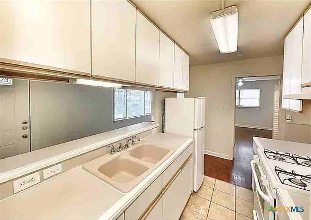 460 Comal Ave - Photo 4 of 15