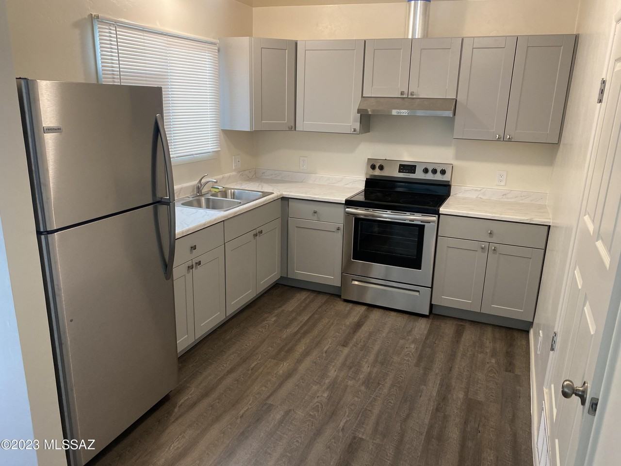 3325 E Blacklidge Dr #3325 - Photo 2 of 16