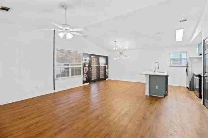 4517 Eltham Park - Photo 3 of 28