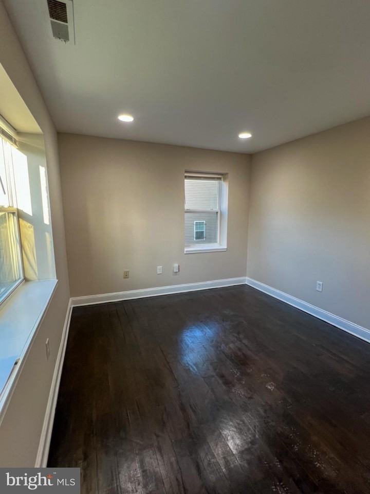 5501 Foote St Ne - Photo 3 of 13